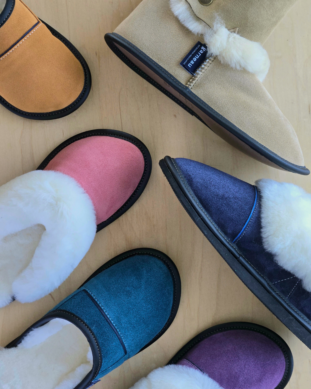 Différentes couleurs de pantoufles en mouton fabriquées au Québec. 