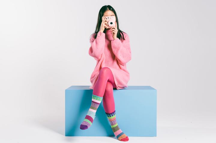 Femme portant des bas Solmate rose et mauve en coton recyclé