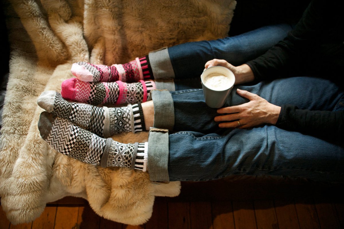 Personnes portant des bas Solmate en coton recyclé