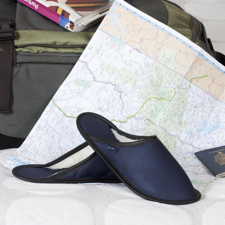 Pantoufle mouton et microfibre marine pour homme de style mule pour le voyage